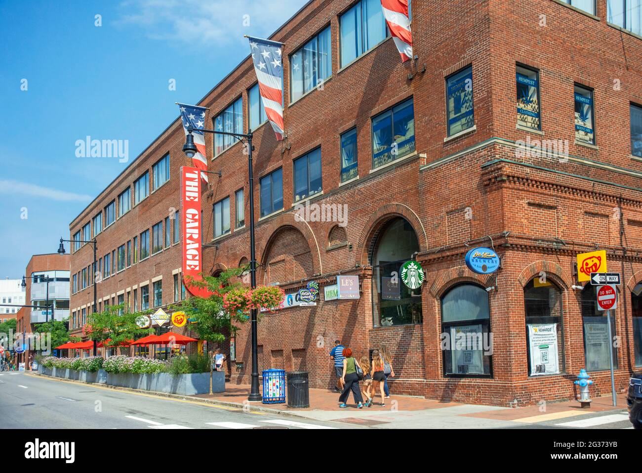 Le garage commercial et bar et restaurant pour les touristes Mt Auburn Street près de l'université Harvard et Harvard Square, Cambridge, Boston, Massachus Banque D'Images