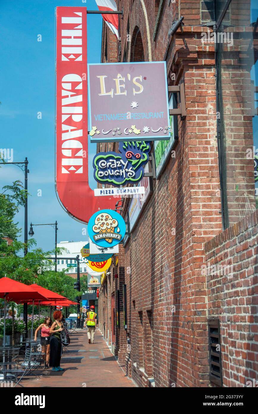 Le garage commercial et bar et restaurant pour les touristes Mt Auburn Street près de l'université Harvard et Harvard Square, Cambridge, Boston, Massachus Banque D'Images