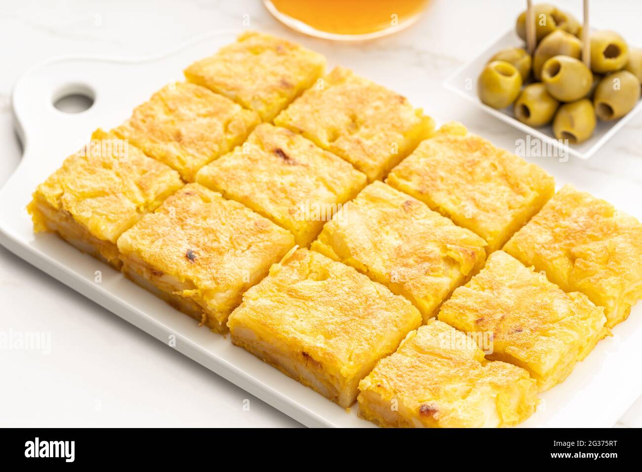 L'apéritif à omelette espagnole appelée tortilla espagnole sur une table en marbre. Tapa typiquement espagnol Banque D'Images