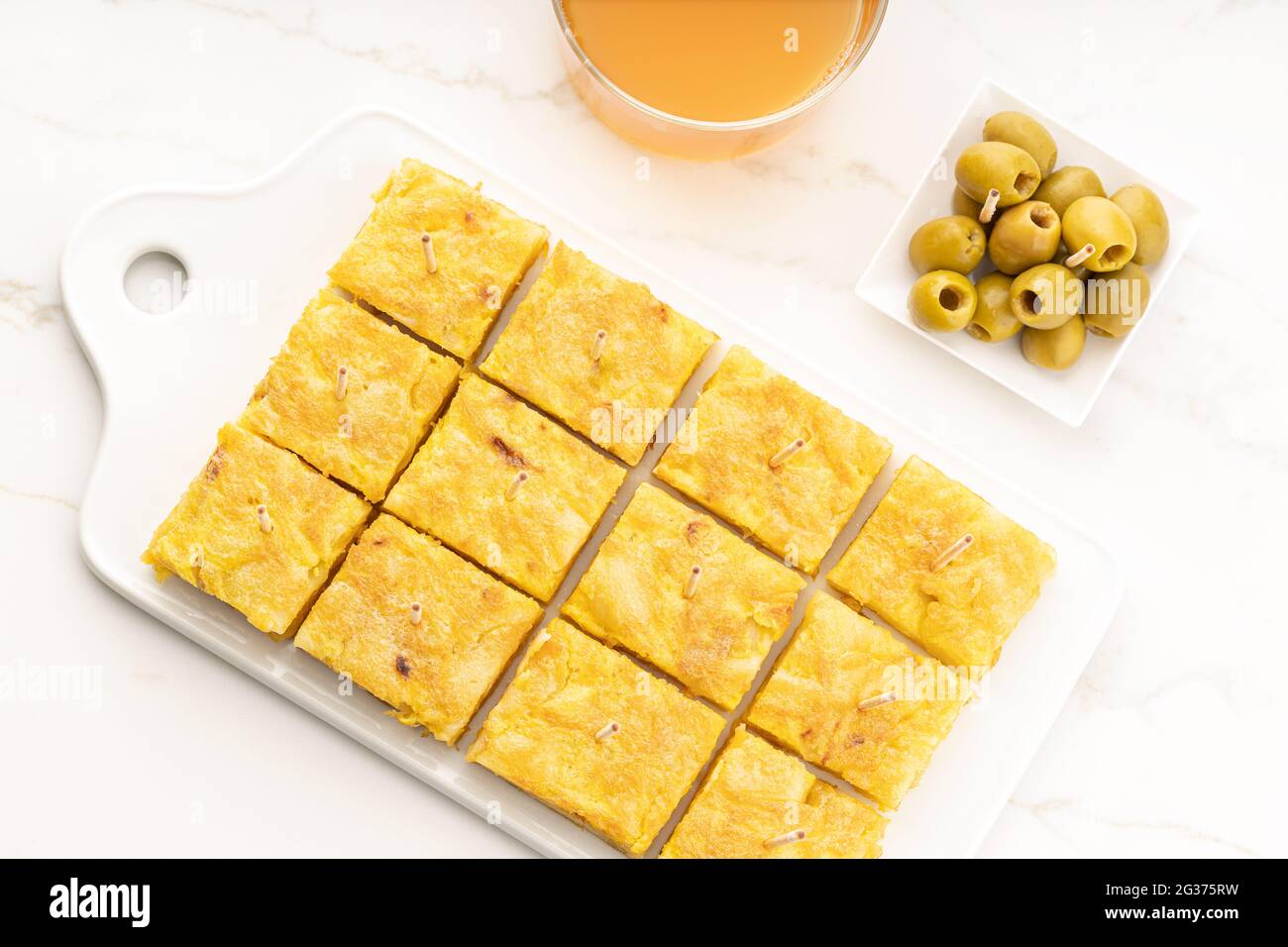 L'apéritif à omelette espagnole appelée tortilla espagnole sur une table en marbre. Tapa typiquement espagnol Banque D'Images
