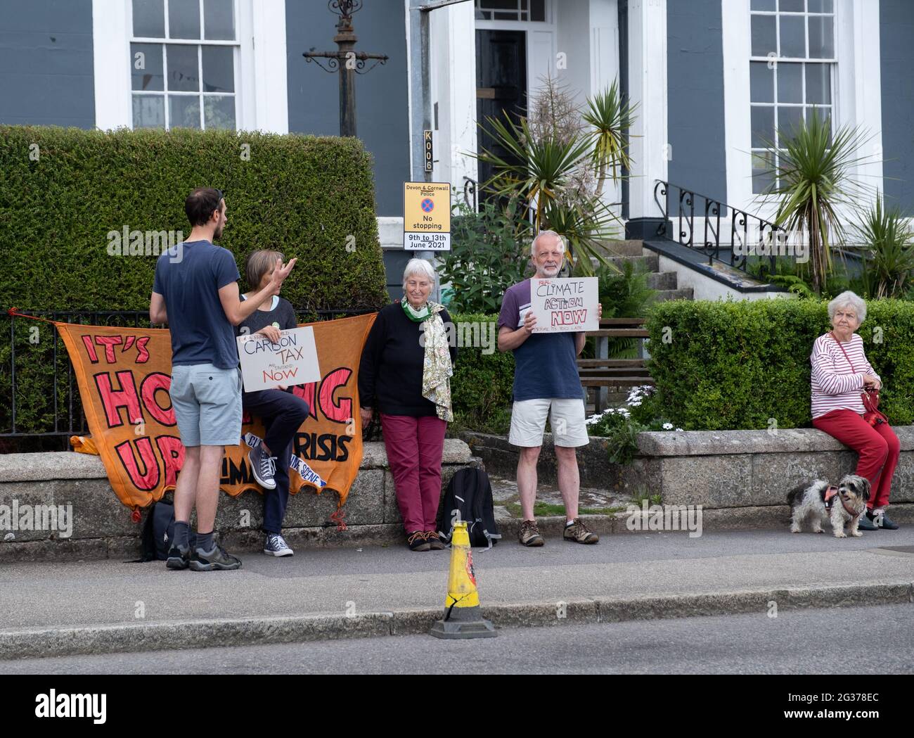 Les manifestants pour le changement climatique à Falmouth lors du sommet du G7 à Cornwall.Toutes les personnes âgées avec amateur signs.seated dame avec chien regardant sur. Banque D'Images