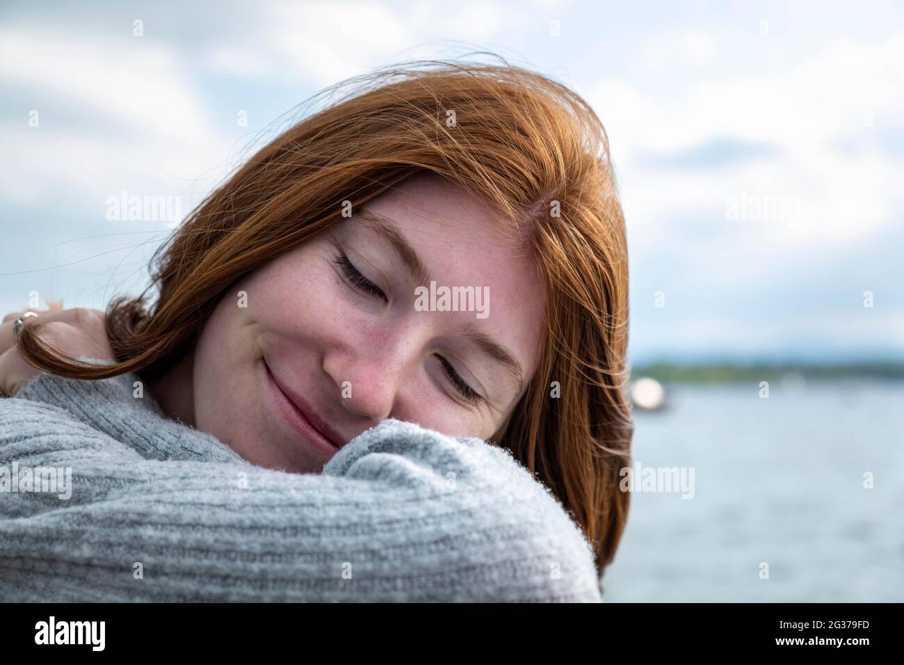 Jeune femme heureuse, au lac, Starnberger See, haute-Bavière, Bavière, Allemagne Banque D'Images