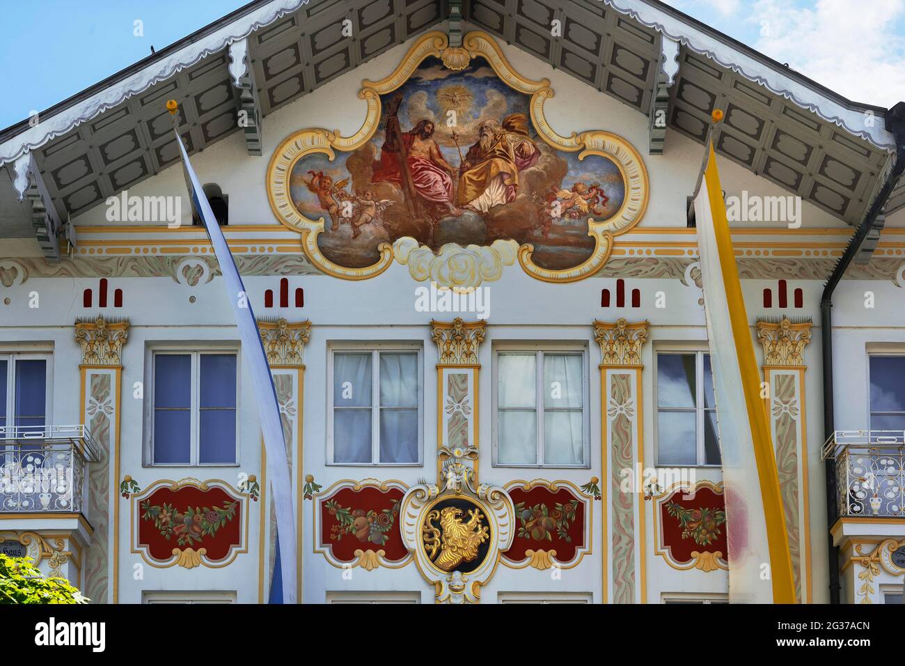 Façade avec Lueftlmalerei et drapeaux, musée de la ville à Marktstrasse, Bad Toelz, haute-Bavière, Bavière, Allemagne Banque D'Images