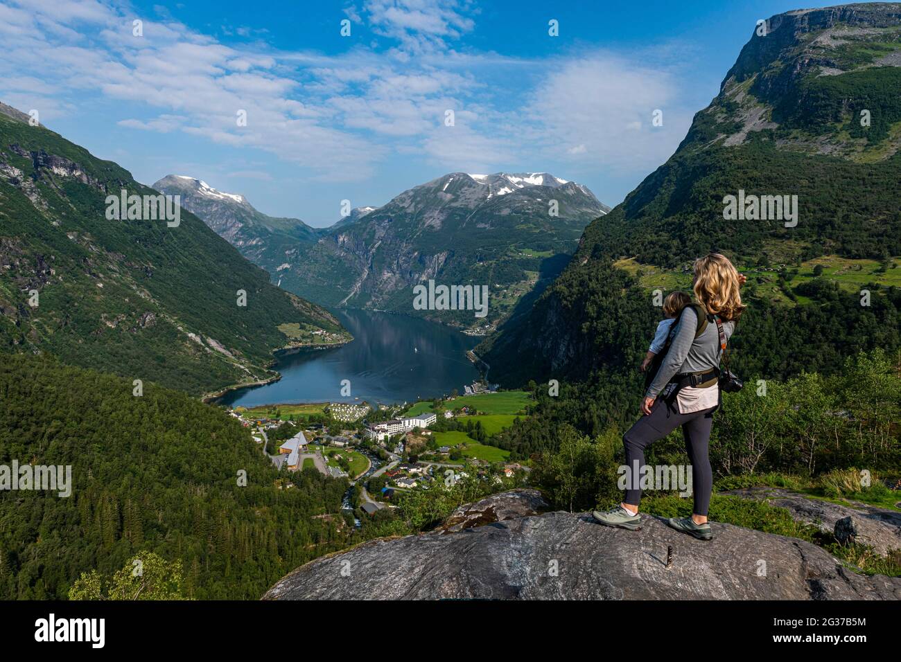 Mère avec enfant surplombant le Geirangerfjord, Sunmore, Norvège Banque D'Images