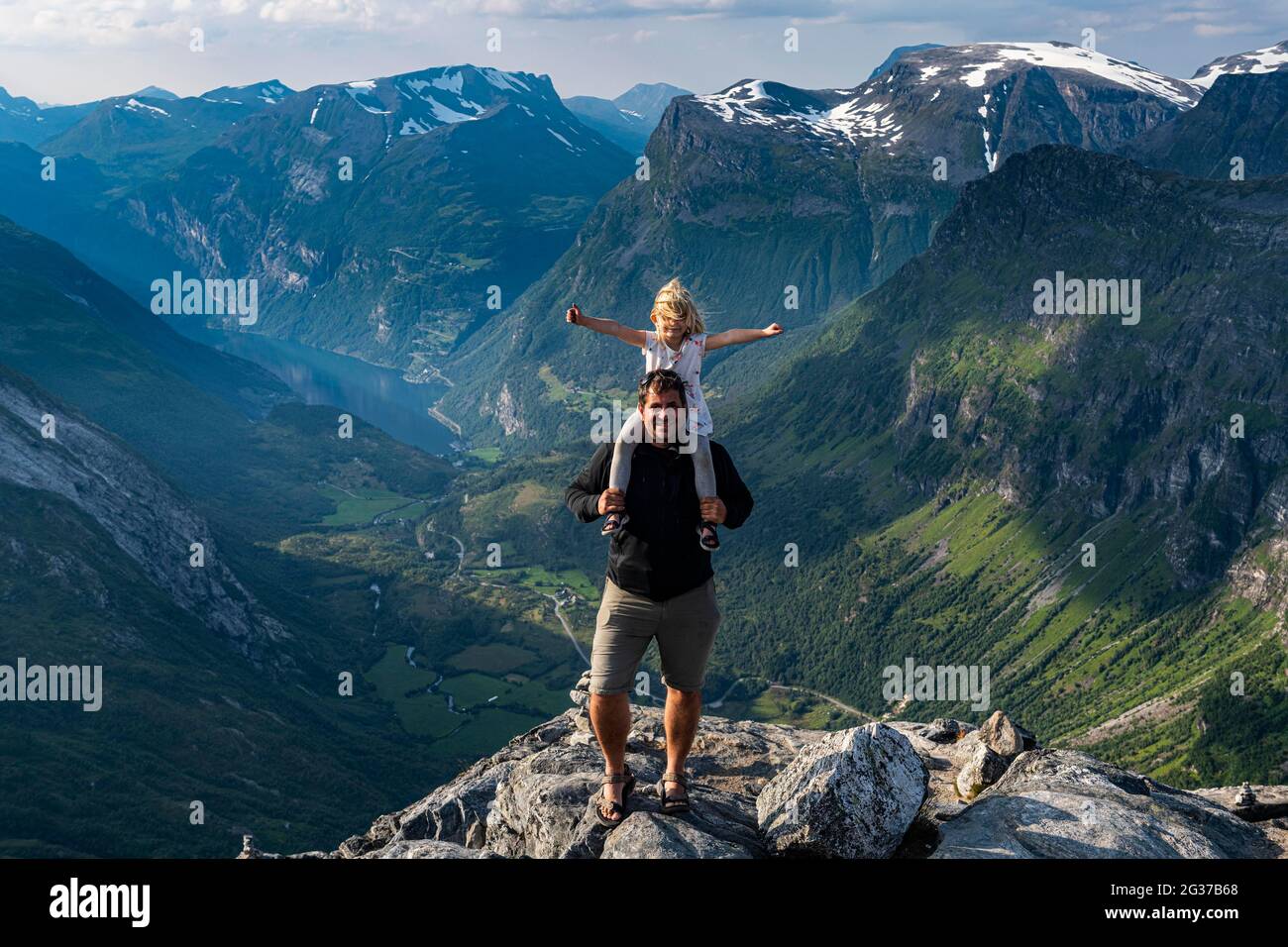 Père avec fille debout au point de vue de Dalsnibba, Geirangerfjord, Sunmore, Norvège Banque D'Images