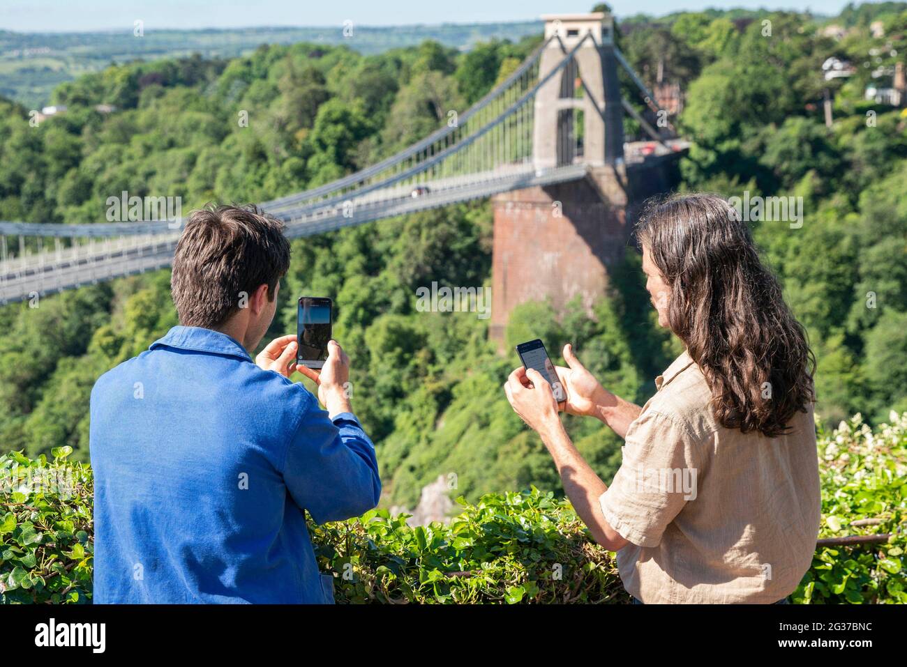 USAGE ÉDITORIAL EXCLUSIF (de gauche à droite) les jardiniers de la télévision Harry et David Rich organisent une visite à pied de la redécouverte horticole de Bristol, dans le cadre de la campagne « derrière l'objectif avec Google Pixel » pour aider les gens à redécouvrir leurs villes. Date de la photo: Lundi 14 juin 2021. Banque D'Images