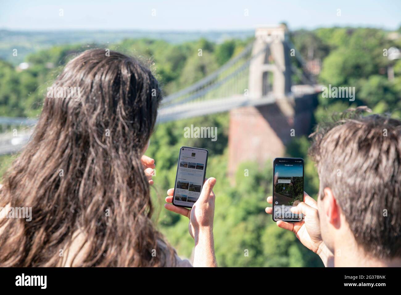 USAGE ÉDITORIAL EXCLUSIF (de gauche à droite) les jardiniers de la télévision David et Harry Rich organisent une visite à pied de la redécouverte horticole de Bristol, dans le cadre de la campagne « derrière l'objectif avec Google Pixel » pour aider les gens à redécouvrir leurs villes. Date de la photo: Lundi 14 juin 2021. Banque D'Images