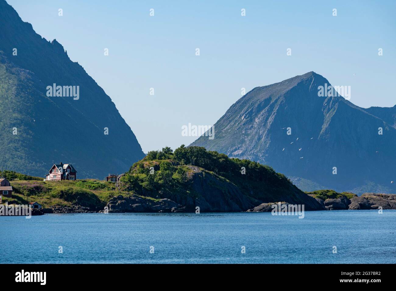 Maison isolée sur un affleurement, Senja, Senja route pittoresque, Norvège Banque D'Images