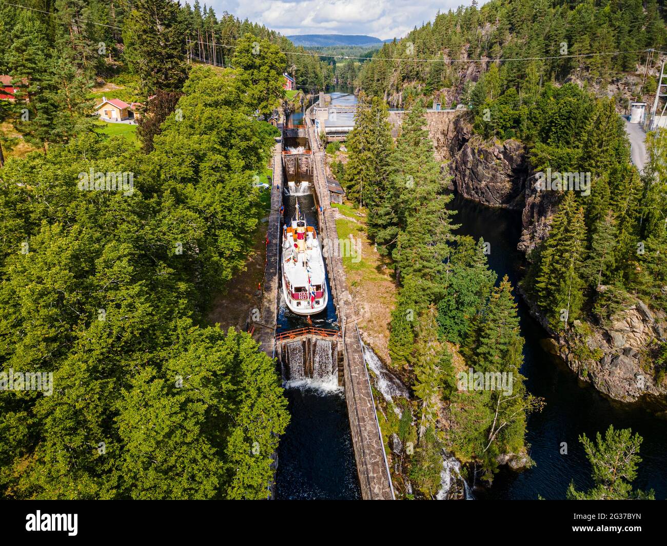 Antenne d'un bateau touristique dans l'écluse de Vrangfoss, canal du Telemark, Norvège Banque D'Images