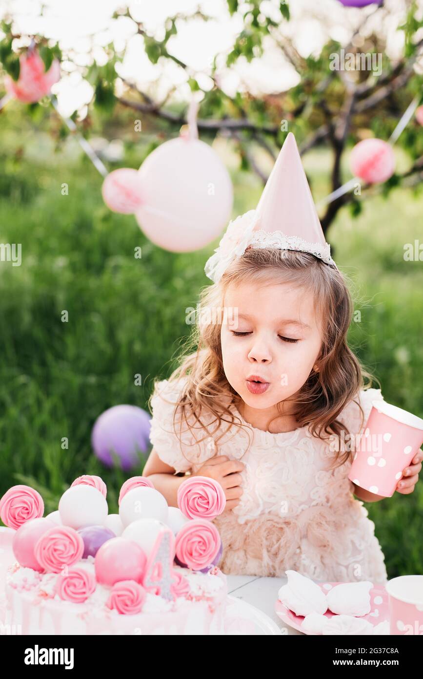 Joyeux Anniversaire Petite Fille Faire Souhait Bougies Soufflantes Sur Le Gateau Avec Decor Rose Dans Le Beau Jardin 4 Ans Anniversaire Enfant Mange Joyeux Anniversaire Rose Cu Photo Stock Alamy