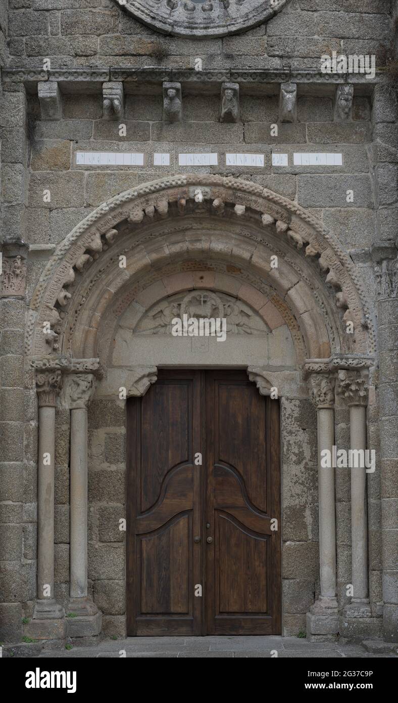 Espagne, Galice, province de la Coruña, Cambre. Église de Santa Maria. Construit au XIIe siècle dans un style roman. Détail architectural de la porte de la façade principale. L'Agnus Dei est représenté dans le tympan. Banque D'Images