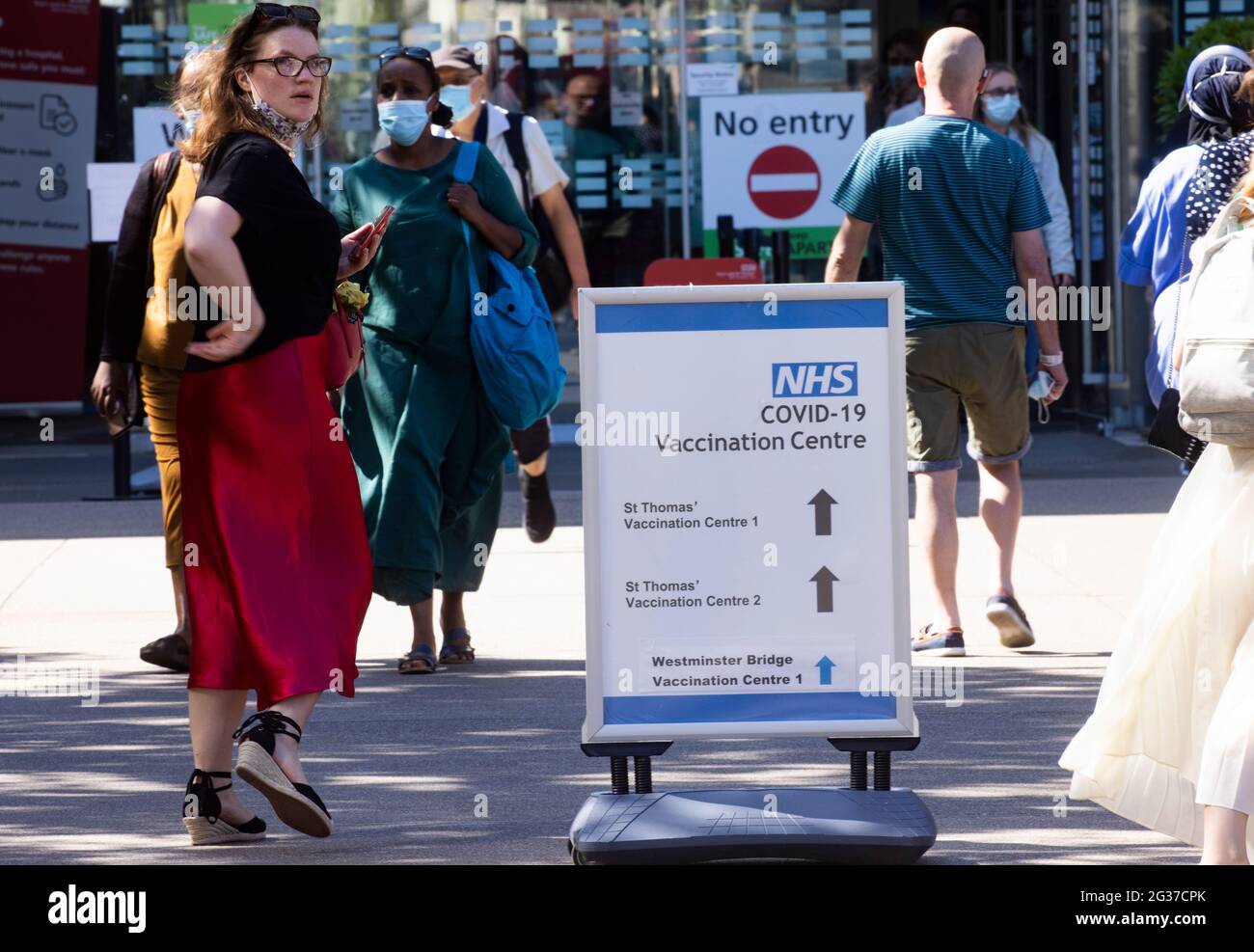 Londres, Royaume-Uni 14 juin 2021 centre de vaccination à l'hôpital St ThomasÕs. Boris Johnson est susceptible de prolonger l'assouplissement du confinement pour quatre semaines à partir du 21 juin. Les scientifiques exhortent le gouvernement à retarder l'assouplissement des restrictions afin de laisser plus de temps pour accélérer le déploiement des vaccins, ce qui limite la propagation de la variante « Delta » du virus qui a vu le jour en Inde. Le gouvernement s'est engagé à donner à tous les adultes au moins une dose de jab d'ici la fin du mois de juillet.les taux de cas ont augmenté régulièrement ces dernières semaines, alors que la nouvelle souche mutante surmonte son prédécesseur Kent comme la variante la plus dominante de Th Banque D'Images