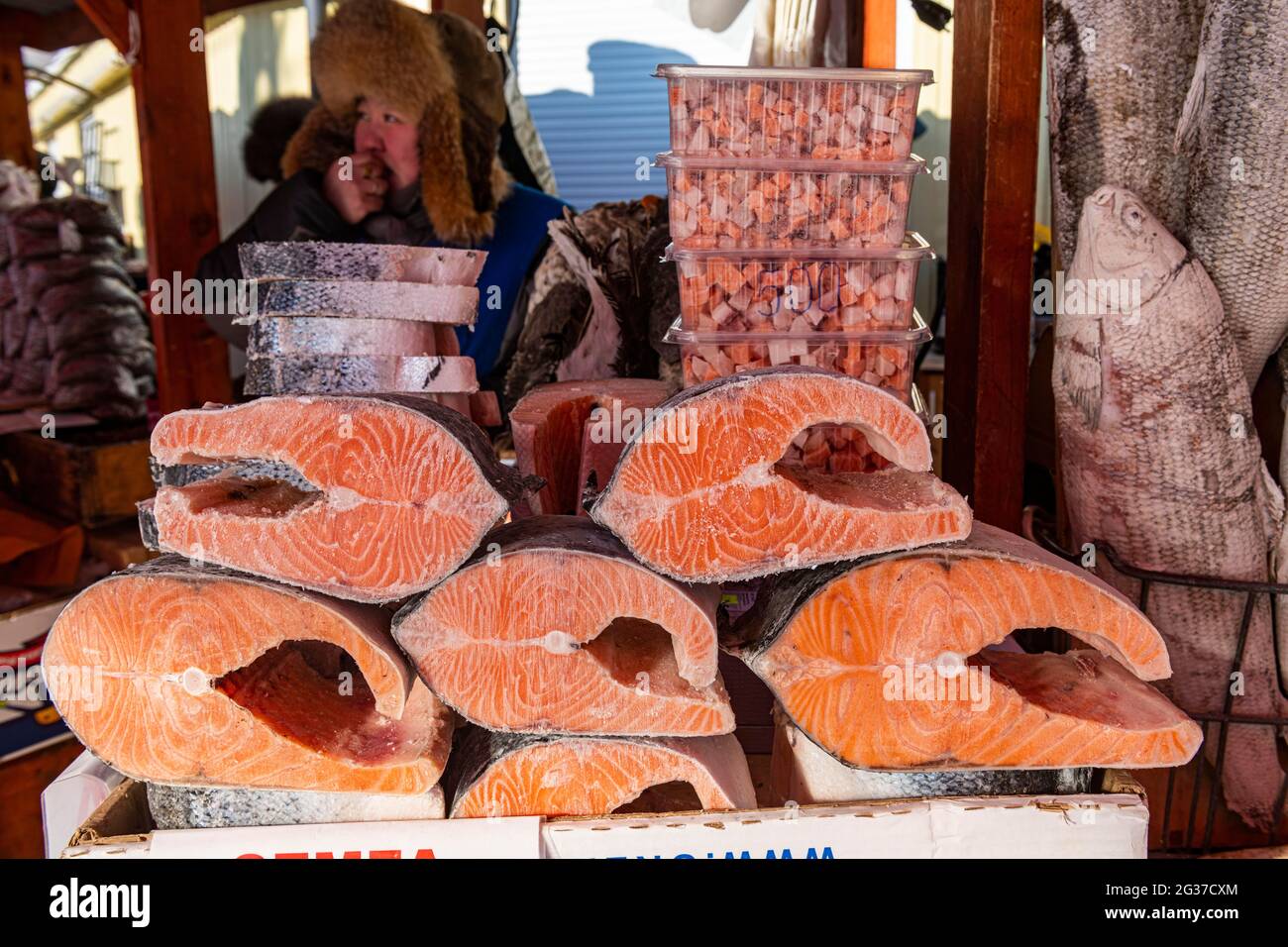 Morceaux de saumon congelés au marché du poisson et de la viande, Yakoutsk, République Sakha, Russie Banque D'Images