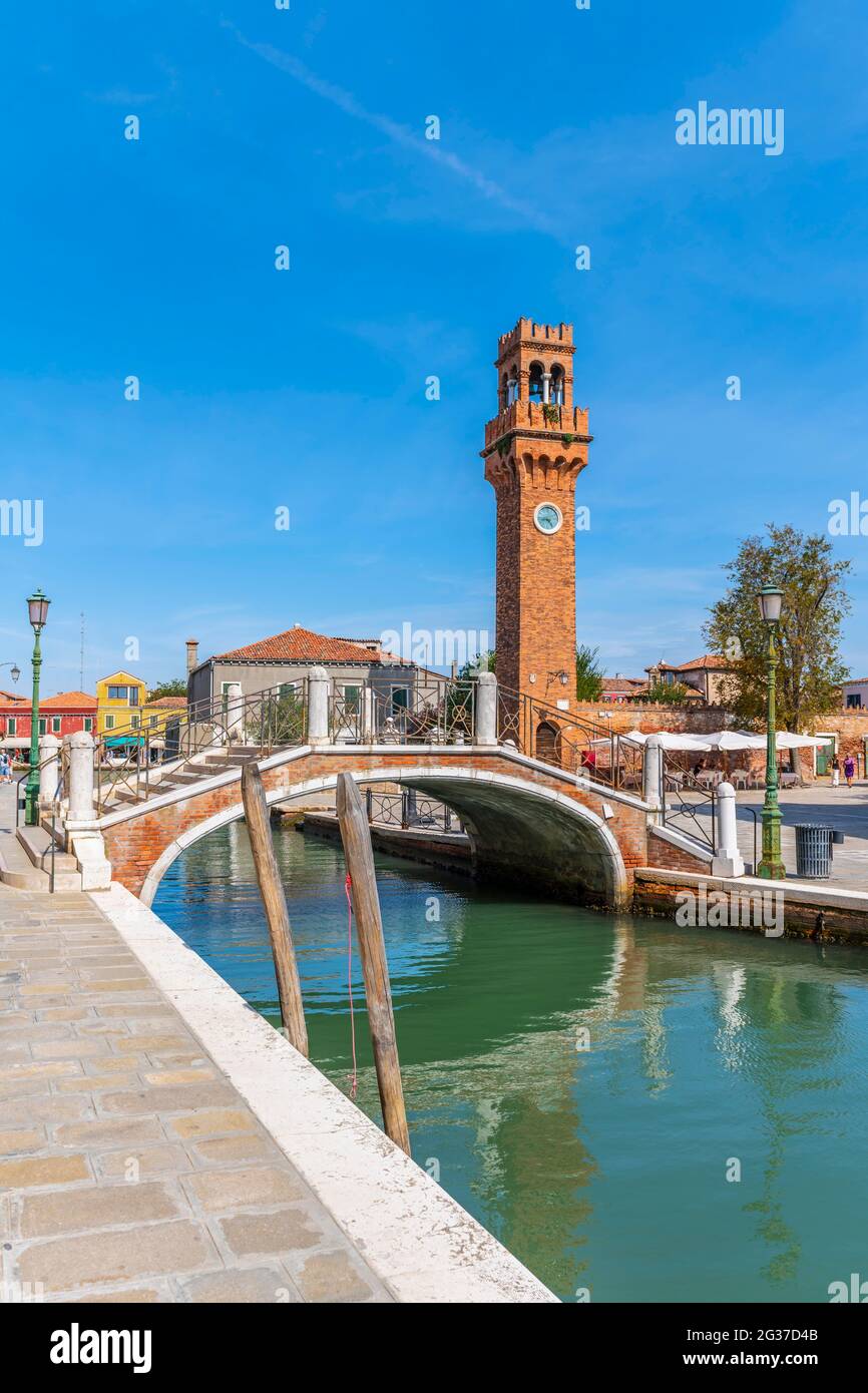 Canal de Rio del Vetrai, tour de la cloche de Saint Stefano, Murano, Venise, Vénétie, Italie Banque D'Images