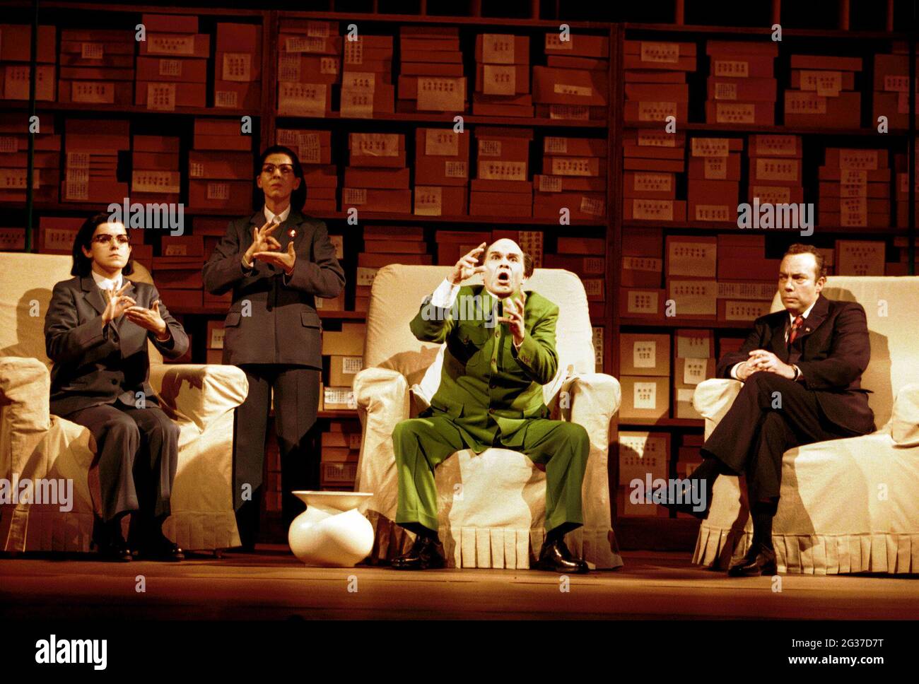 l-r: Victoria Simmonds (Nancy T'ang, première secrétaire de Mao), Ethna Robinson (deuxième secrétaire de Mao), Robert Brubaker (Mao Tse-tung), James Maddalena (Richard Nixon) à NIXON EN CHINE à l'Opéra national anglais (ENO), London Coliseum, Londres WC2 07/06/2000 musique: John Adams libretto: Daniel Goodman conception: Chef d'orchestre: Adrianne Label costumes: Dunya Ramicova éclairage: James F. Ingalls chorégraphie: Mark Morris réalisateur: Peter Sellars Banque D'Images