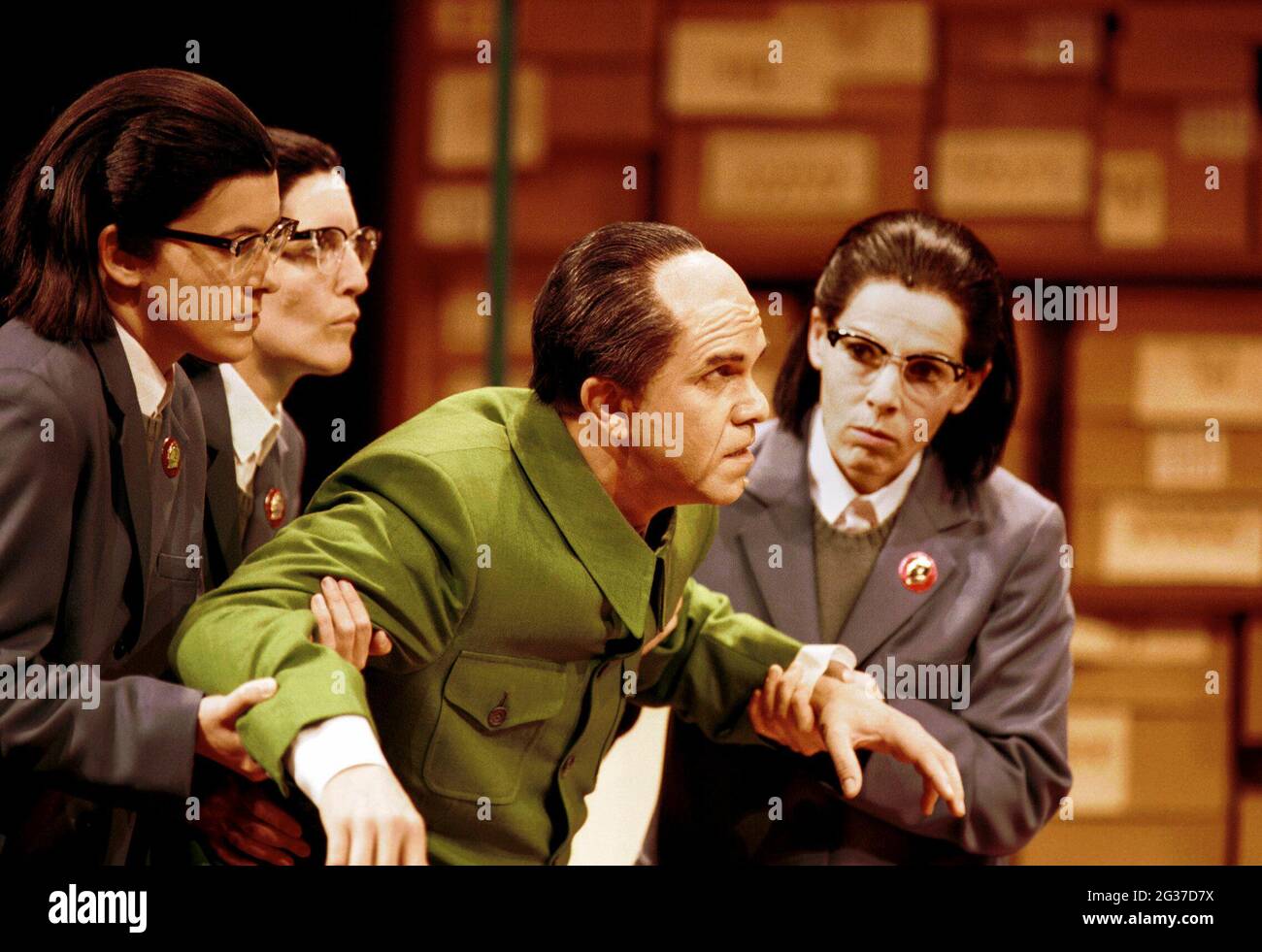 Un Mao malade est aidé à une réunion avec Nixon : Robert Brubaker (Mao Tse-tung) avec l-r : Victoria Simmonds (Nancy T'ang, première secrétaire de Mao), Rebecca de Pont Davies (troisième secrétaire de Mao), Ethna Robinson (deuxième secrétaire de Mao) à NIXON EN CHINE à l'Opéra national anglais (ENO), London Coliseum, Londres WC2 07/06/2000 musique: John Adams texte: Alice Goodman chef d'orchestre: Paul Daniel Set design: Adrianne Label costumes: Dunya Ramicova éclairage: James F Ingalls réalisateur: Peter Sellars Banque D'Images