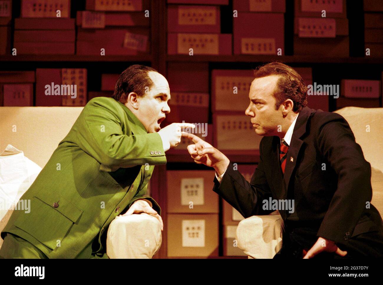 Robert Brubaker (Mao Tse-tung), James Maddalena (Richard Nixon) à NIXON EN CHINE à l'Opéra national anglais (ENO), London Coliseum, Londres WC2 07/06/2000Music: John Adams libretto: Alice Goodman chef d'orchestre: Paul Daniel Set design: Adrianne costumes d'étiquette: Jya Ramicova éclairage: James F. Ingalls: Peter Morris chorégraphie: Directeur: Peter Sellographie: Peter Morris Banque D'Images