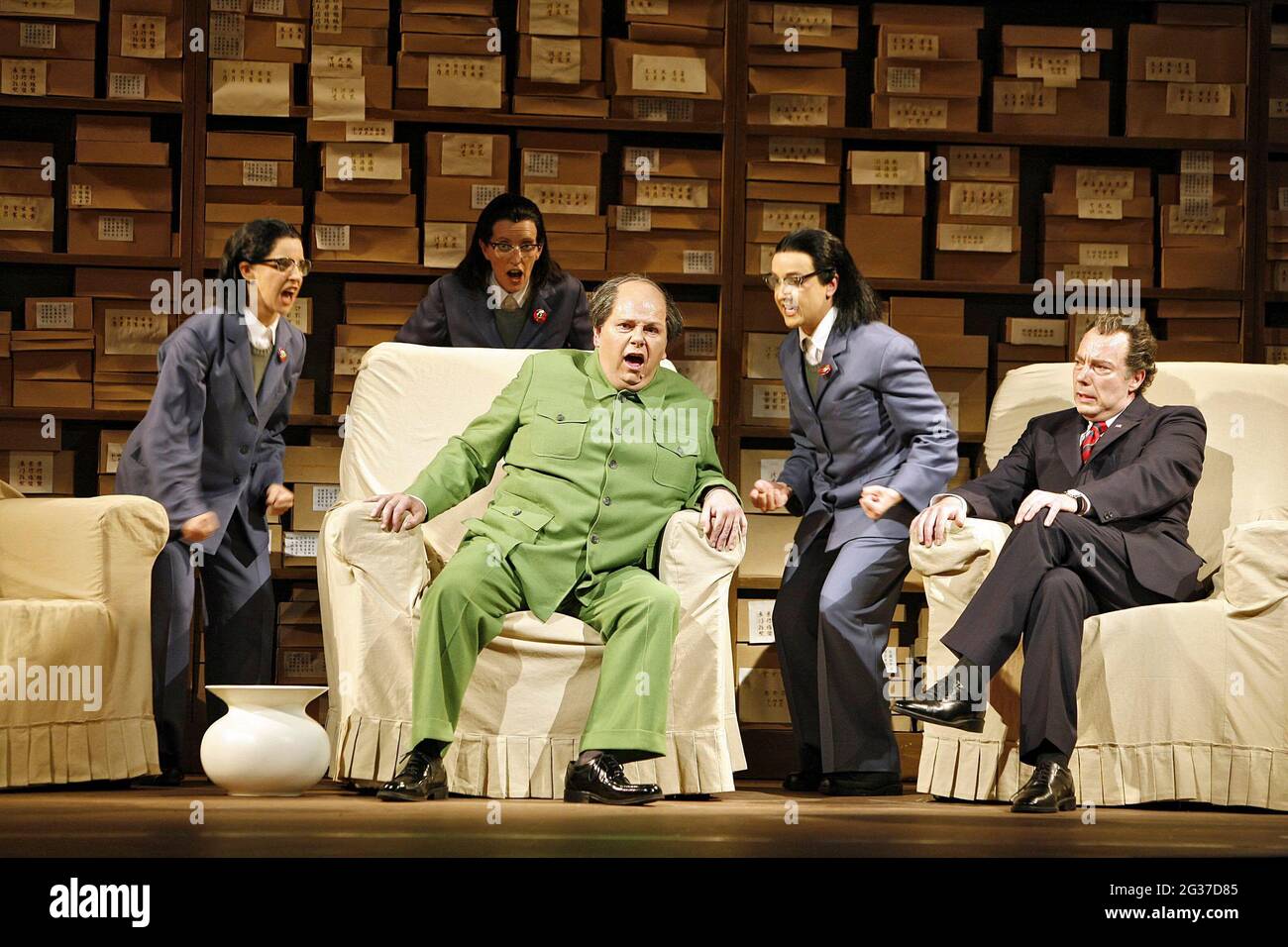 l-r: Serena Kay (Nancy T'ang, première secrétaire de Mao), Rebecca de Pont Davies (troisième secrétaire de Mao), Adrian Thompson (Tse-tung), Alexandra Sherman (deuxième secrétaire de Mao), James Maddalena (Richard Nixon) à NIXON EN CHINE à l'Opéra national anglais (ENO), London Coliseum, Londres WC2 14/06/2006 musique d'Adams: Alice Goodman chef d'orchestre: Paul Daniel ensemble design: Adrianne costumes d'étiquette: Dunya Ramicova éclairage: James F. Ingalls chorégraphie: Mark Morris directeur: Peter Sellars Banque D'Images