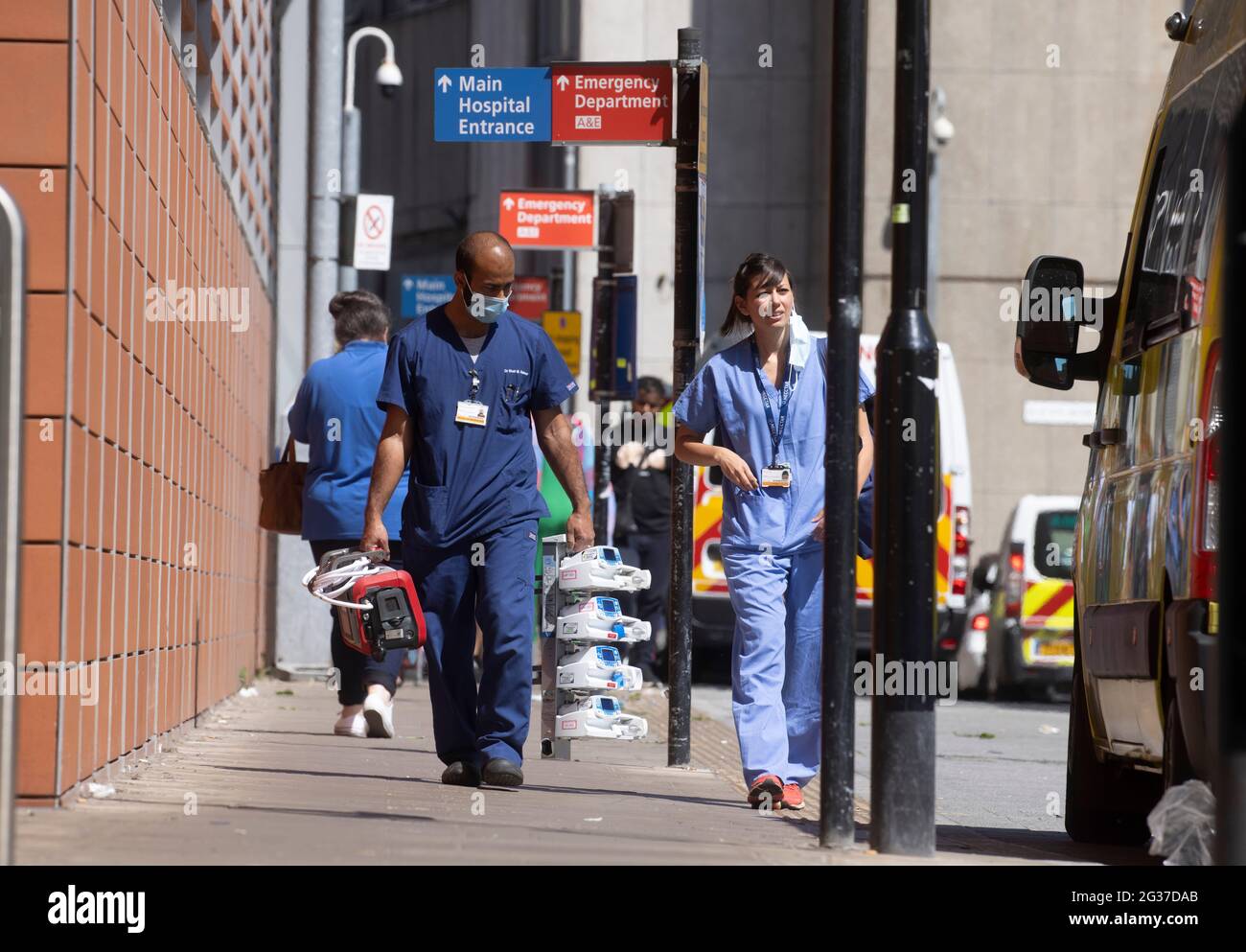 Londres, Royaume-Uni 14 juin 2021 ambulances et patients arrivant à l'hôpital Whitechapel. Boris Johnson est susceptible de prolonger l'assouplissement du confinement pour quatre semaines à partir du 21 juin. Les scientifiques exhortent le gouvernement à retarder l'assouplissement des restrictions afin de laisser plus de temps pour accélérer le déploiement des vaccins, ce qui limite la propagation de la variante « Delta » du virus qui a vu le jour en Inde. Le gouvernement s'est engagé à donner à tous les adultes au moins une dose de jab d'ici la fin du mois de juillet.les taux de cas ont augmenté régulièrement ces dernières semaines, alors que la nouvelle souche mutante surmonte son prédécesseur Kent comme le plus dominant Banque D'Images