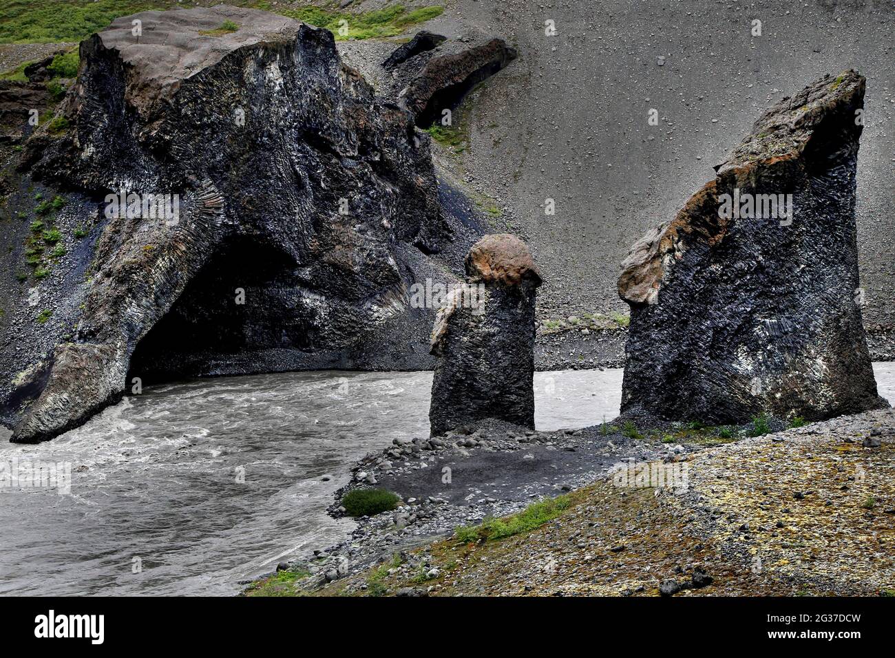 Formations rocheuses dans la rivière, aiguilles de roche Karl og Kerling, rivière, Joekulsa, Vestudalur, Islande du Nord, Islande Banque D'Images