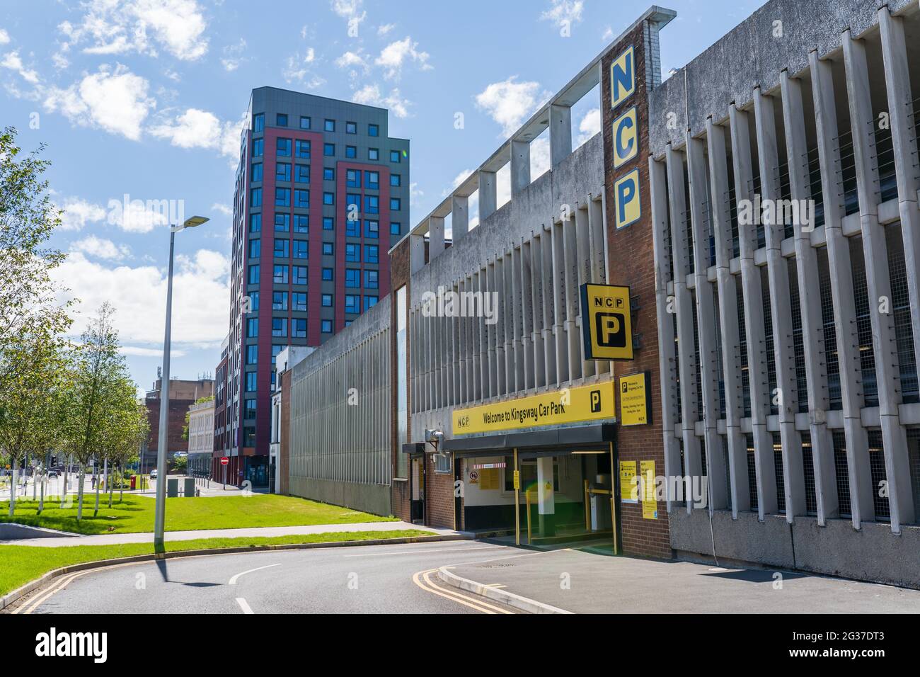 SWANSEA, Royaume-Uni - 6 JUIN 2021 : le NCP ou le parc automobile national, The Kingsway, Swansea. Logo au-dessus de l'entrée. Parking de plusieurs étages dans le centre-ville. Banque D'Images