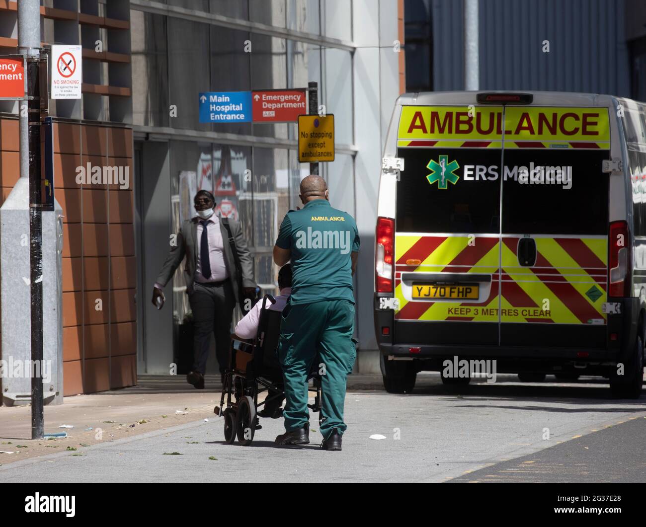 Londres, Royaume-Uni 14 juin 2021 ambulances et patients arrivant à l'hôpital Whitechapel. Boris Johnson est susceptible de prolonger l'assouplissement du confinement pour quatre semaines à partir du 21 juin. Les scientifiques exhortent le gouvernement à retarder l'assouplissement des restrictions afin de laisser plus de temps pour accélérer le déploiement des vaccins, ce qui limite la propagation de la variante « Delta » du virus qui a vu le jour en Inde. Le gouvernement s'est engagé à donner à tous les adultes au moins une dose de jab d'ici la fin du mois de juillet.les taux de cas ont augmenté régulièrement ces dernières semaines, alors que la nouvelle souche mutante surmonte son prédécesseur Kent comme le plus dominant Banque D'Images