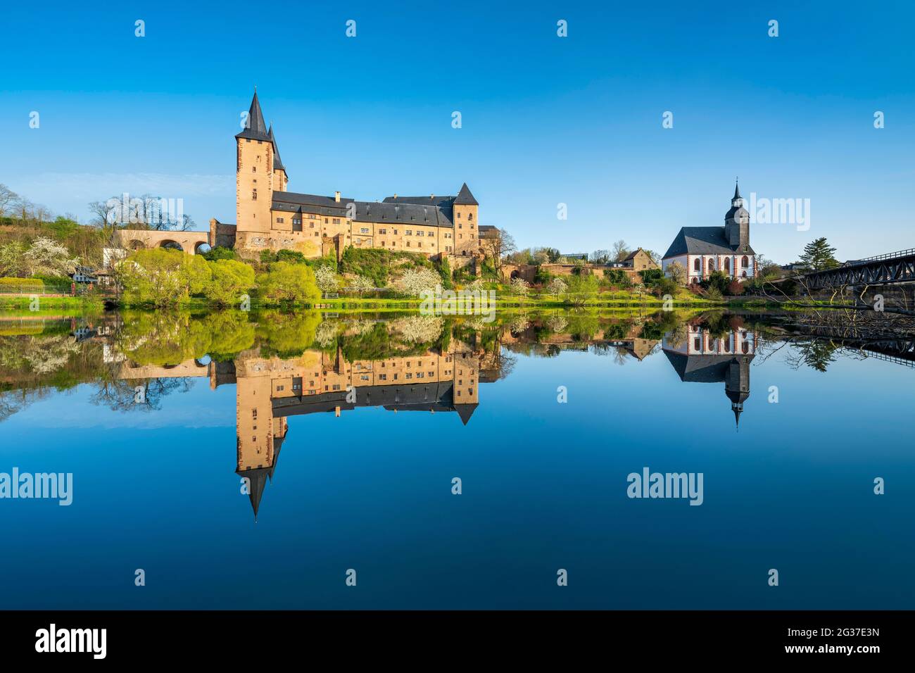 Château de Rochlitz et église de Petri, reflet parfait dans la rivière Zwickauer Mulde, Rochlitz, Saxe, Allemagne Banque D'Images