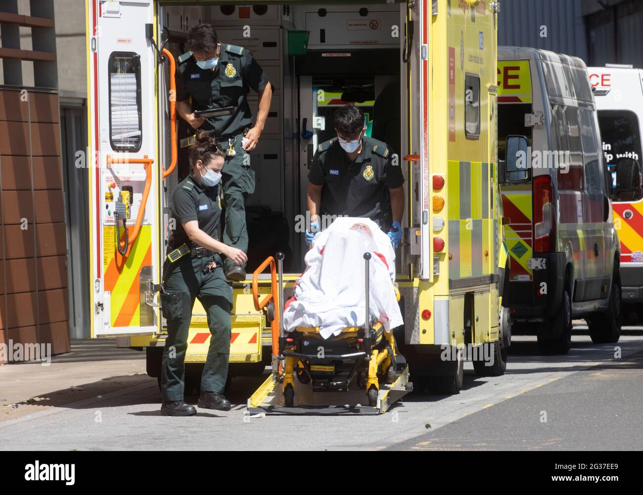Londres, Royaume-Uni 14 juin 2021 ambulances et patients arrivant à l'hôpital Whitechapel. Boris Johnson est susceptible de prolonger l'assouplissement du confinement pour quatre semaines à partir du 21 juin. Les scientifiques exhortent le gouvernement à retarder l'assouplissement des restrictions afin de laisser plus de temps pour accélérer le déploiement des vaccins, ce qui limite la propagation de la variante « Delta » du virus qui a vu le jour en Inde. Le gouvernement s'est engagé à donner à tous les adultes au moins une dose de jab d'ici la fin du mois de juillet.les taux de cas ont augmenté régulièrement ces dernières semaines, alors que la nouvelle souche mutante surmonte son prédécesseur Kent comme le plus dominant Banque D'Images