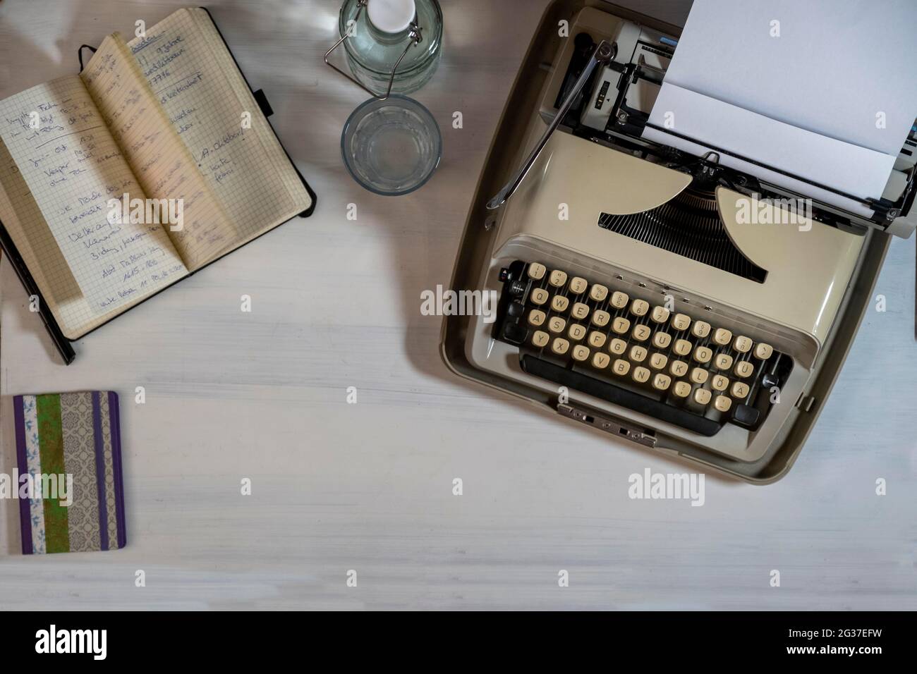 Vieille machine à écrire, machine à écrire de voyage, aigle, blog, photo symbole, Rédaction, auteur, photo de table, Bavière, Allemagne Banque D'Images