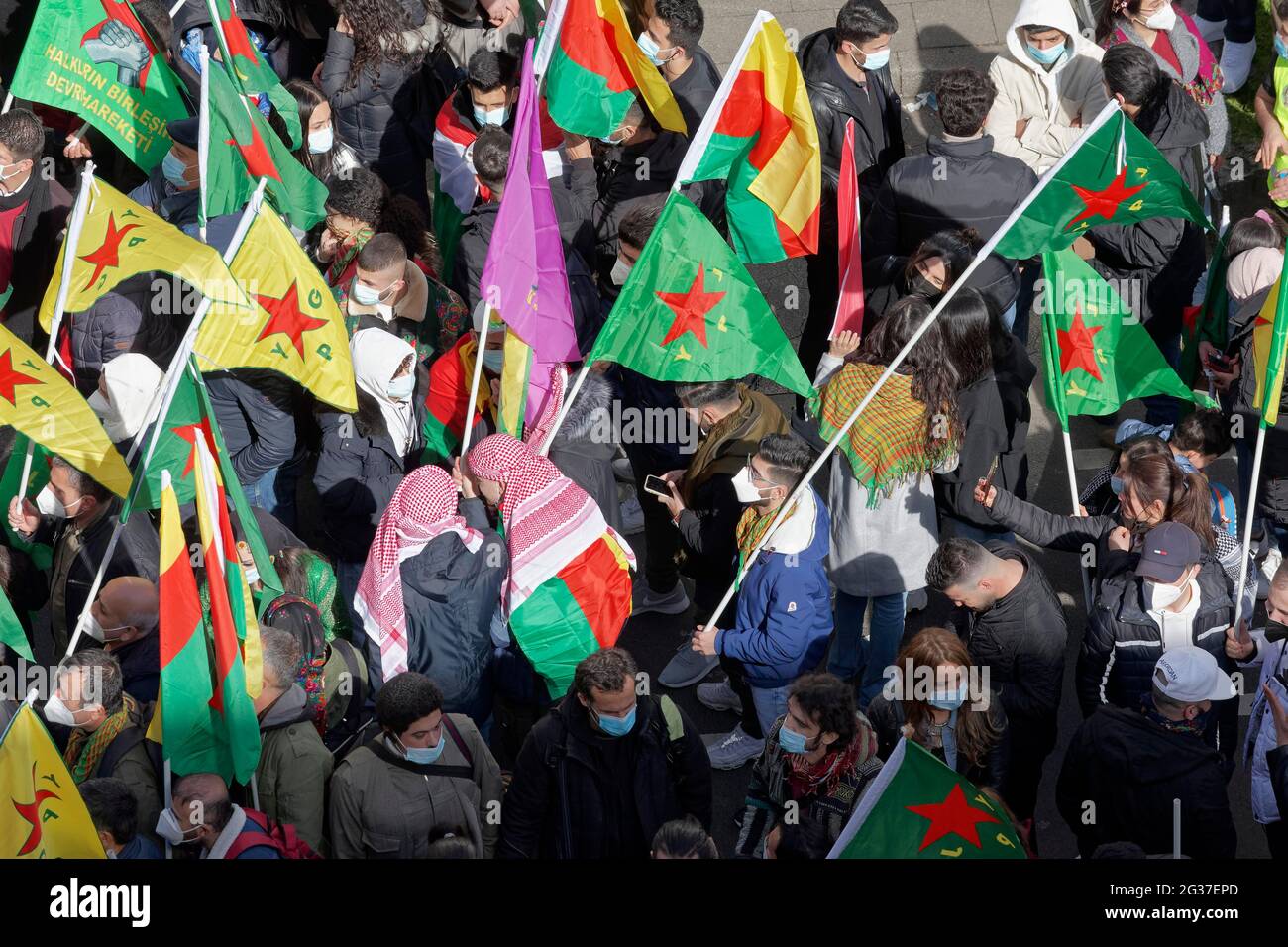 Des manifestants kurdes avec des drapeaux, manifestant pour le nouvel an kurde le 20. 03. 2021 à Düsseldorf, Rhénanie-du-Nord-Westphalie, Allemagne Banque D'Images