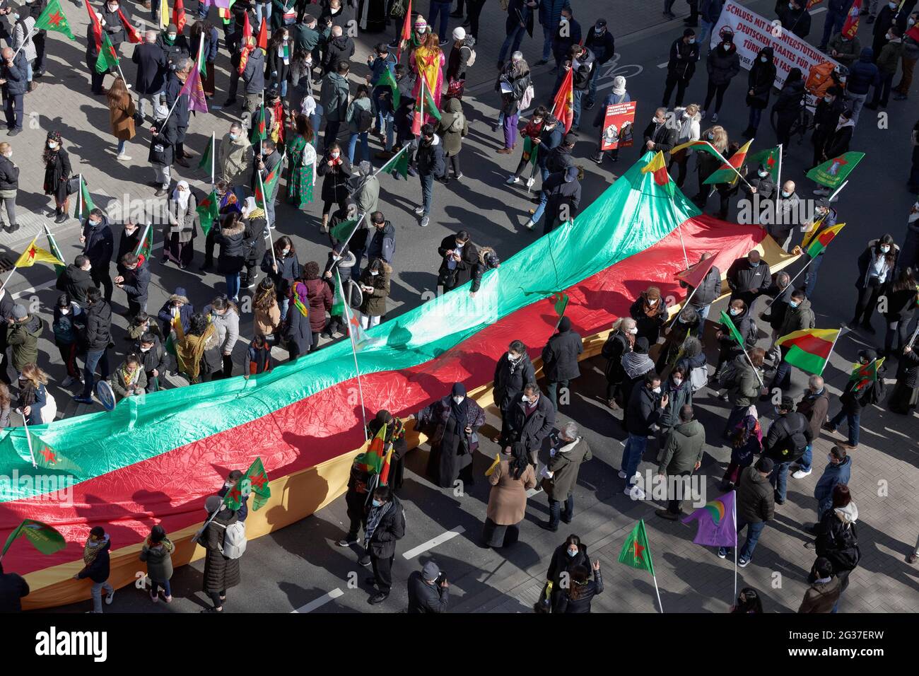 Les manifestants arboraient le drapeau étiré de la région autonome du Kurdistan, une manifestation pour le nouvel an kurde à Düsseldorf, au nord Banque D'Images