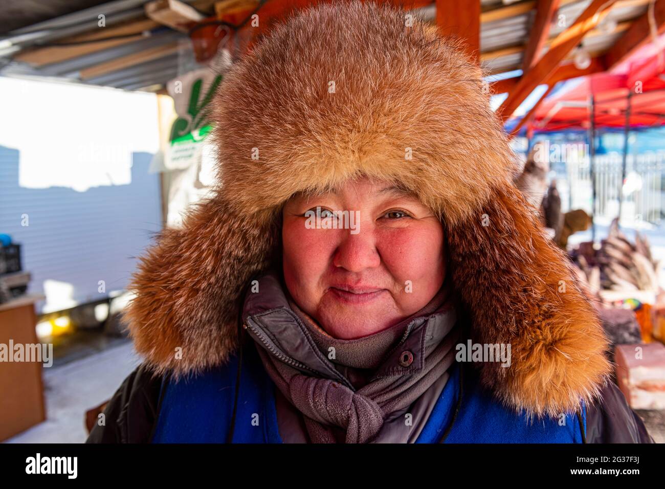 Vendeur Yakutian, marché du poisson et de la viande, Yakutsk, République Sakha, Russie Banque D'Images