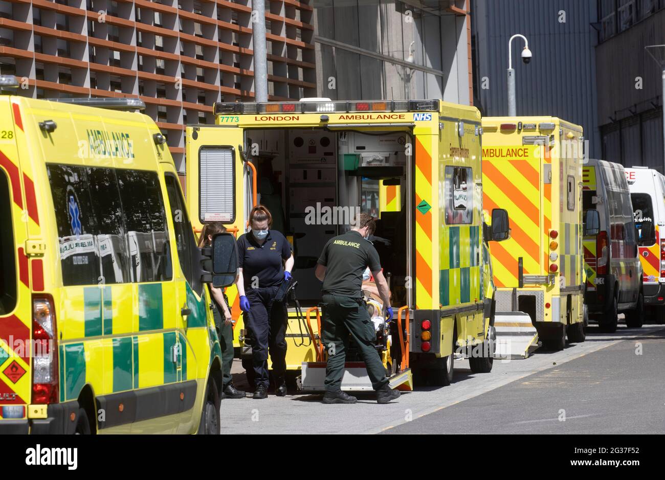 Londres, Royaume-Uni 14 juin 2021 ambulances et patients arrivant à l'hôpital Whitechapel. Boris Johnson est susceptible de prolonger l'assouplissement du confinement pour quatre semaines à partir du 21 juin. Les scientifiques exhortent le gouvernement à retarder l'assouplissement des restrictions afin de laisser plus de temps pour accélérer le déploiement des vaccins, ce qui limite la propagation de la variante « Delta » du virus qui a vu le jour en Inde. Le gouvernement s'est engagé à donner à tous les adultes au moins une dose de jab d'ici la fin du mois de juillet.les taux de cas ont augmenté régulièrement ces dernières semaines, alors que la nouvelle souche mutante surmonte son prédécesseur Kent comme le plus dominant Banque D'Images