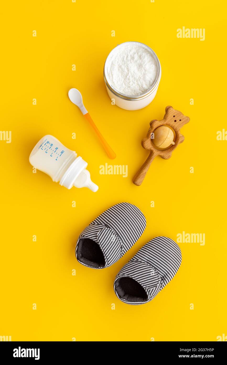 Nourrir bébé avec du lait maternisé - vue du dessus du biberon de lait Banque D'Images