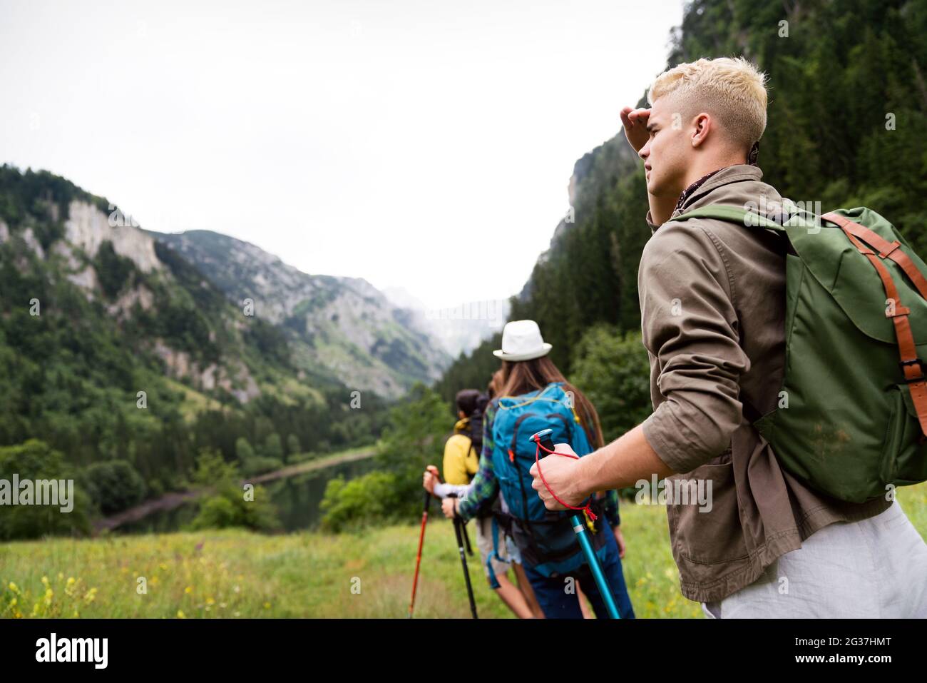 Faire de la randonnée avec des amis est tellement amusant. Groupe de jeunes avec sacs à dos ensemble Banque D'Images