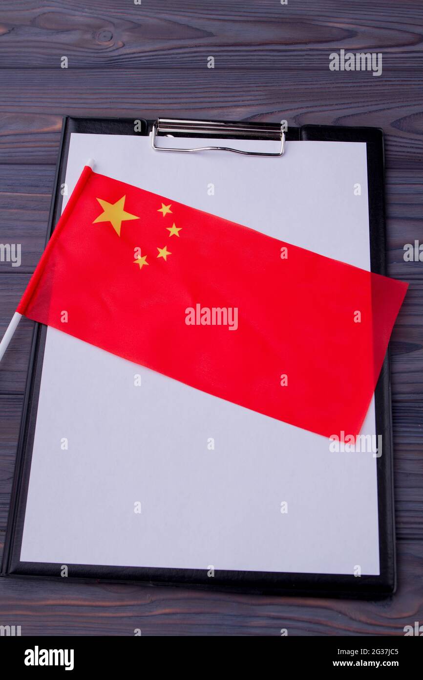 Presse-papiers avec papier vierge et drapeau rouge de la Chine. Banque D'Images