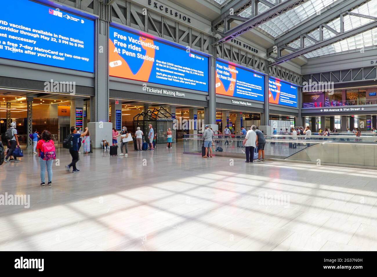Les gens du Moynihan train Hall de New York, l'agrandissement de Penn Station, dans l'ancien bureau de poste principal de la ville, le bâtiment James A. Farley. Banque D'Images