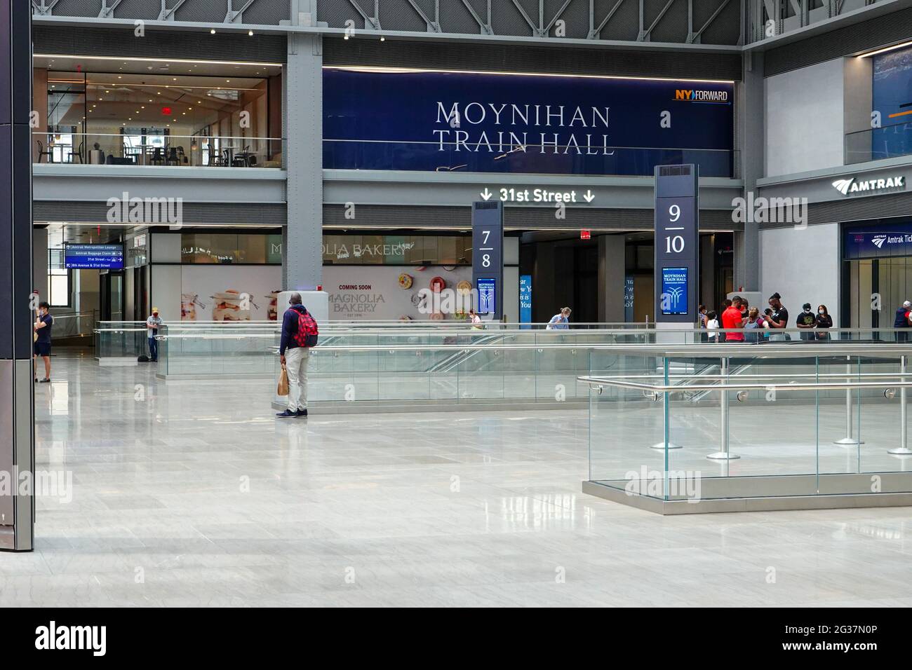 Les gens du Moynihan train Hall de New York, l'agrandissement de Penn Station, dans l'ancien bureau de poste principal de la ville, le bâtiment James A. Farley. Banque D'Images