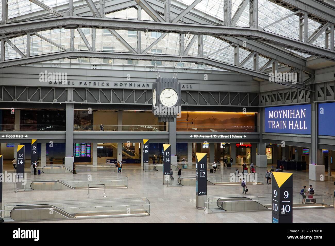Les gens du Moynihan train Hall de New York, l'agrandissement de Penn Station, dans l'ancien bureau de poste principal de la ville, le bâtiment James A. Farley. Banque D'Images
