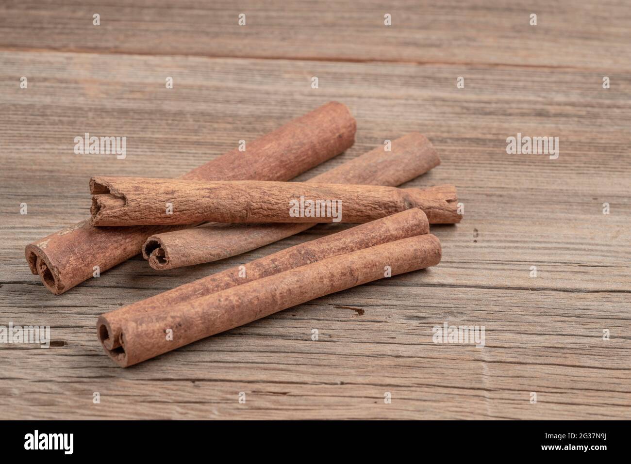 quelques bâtons de cannelle séchés sur une table en bois avec espace de copie Banque D'Images