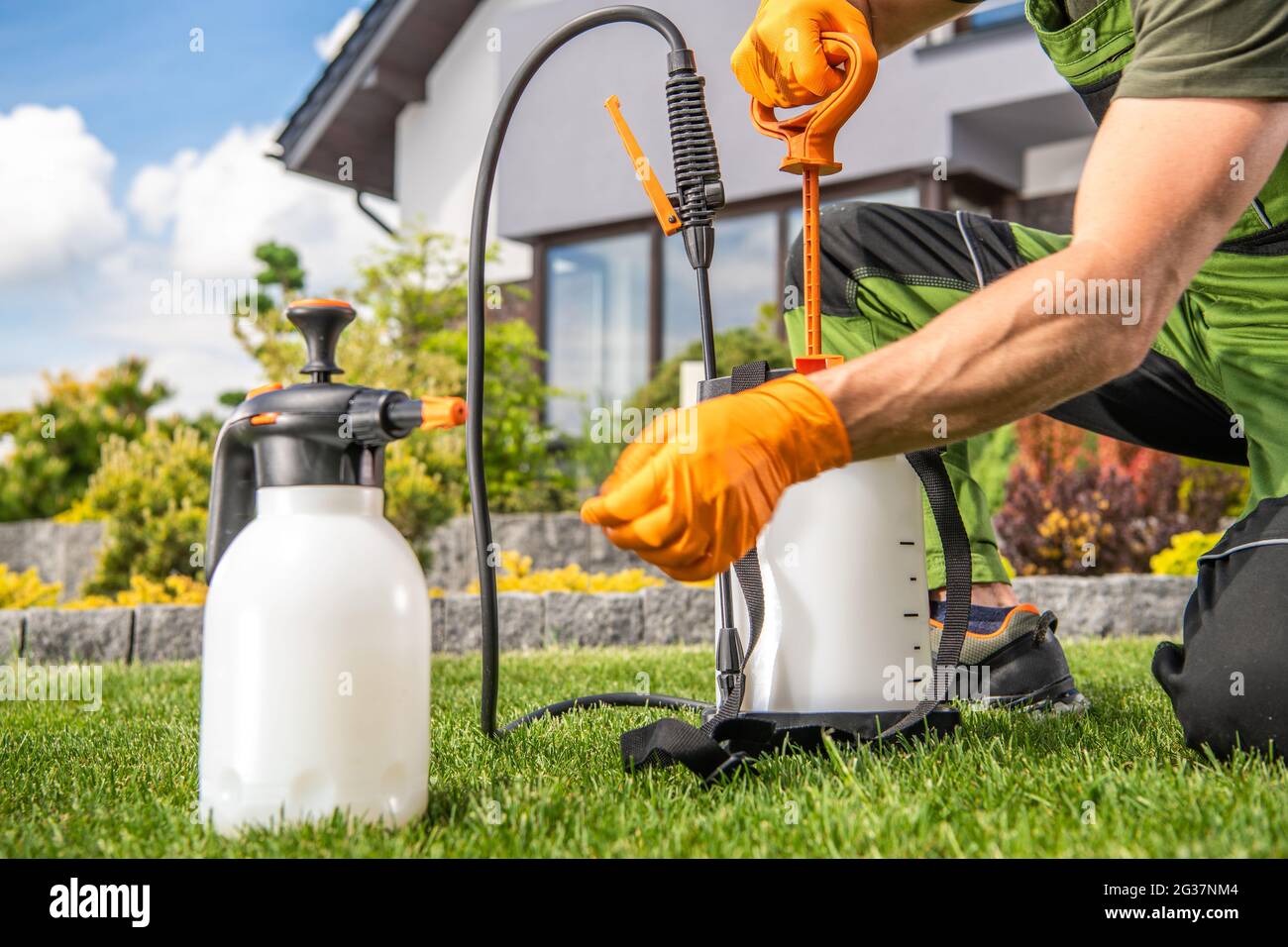 Préparation d'équipement de jardin fongicide et insecticide par le jardinier caucasien. Thème de l'industrie de l'aménagement paysager et du jardinage. Banque D'Images