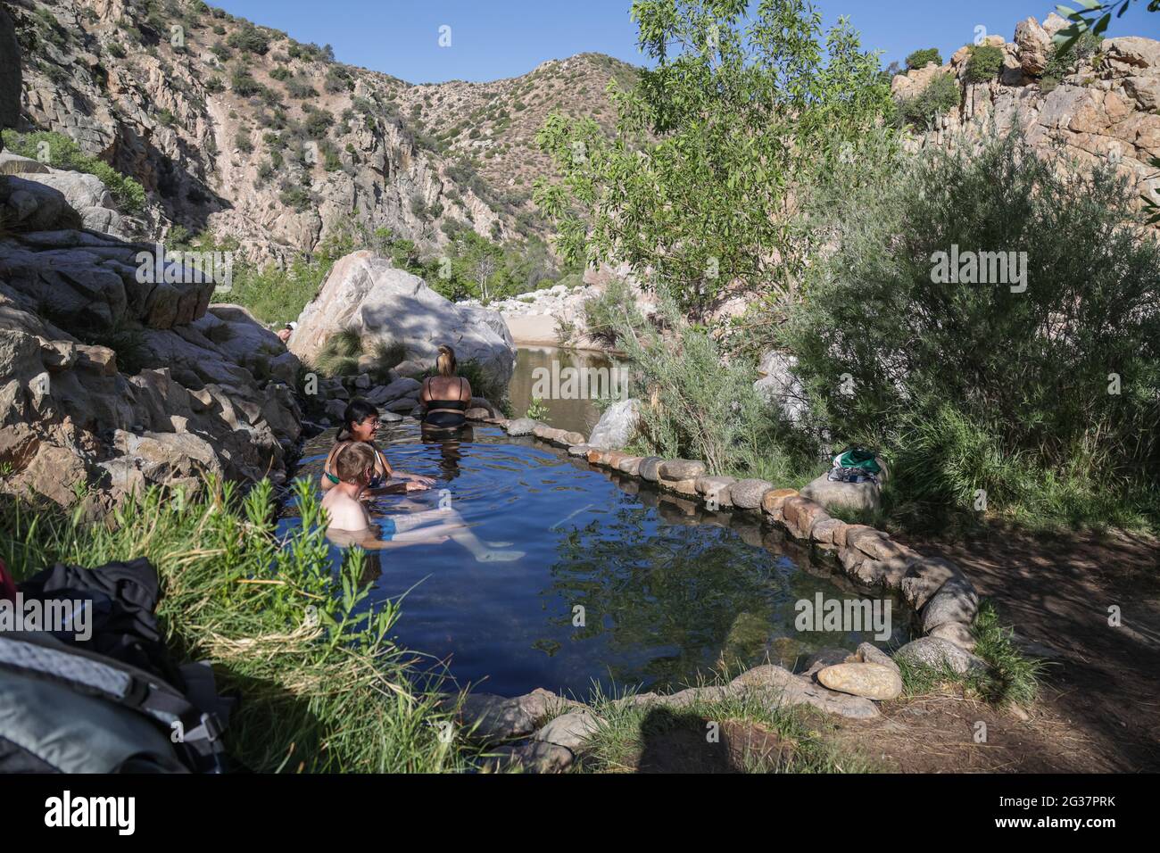 FORÊT NATIONALE DE SAN BERNARDINO, CALIFORNIE, ÉTATS-UNIS - 03 mai 2021 : les baigneurs s'imprégnent dans une piscine de source chaude naturelle à Deep Creek, dans le sud de la Californie Banque D'Images