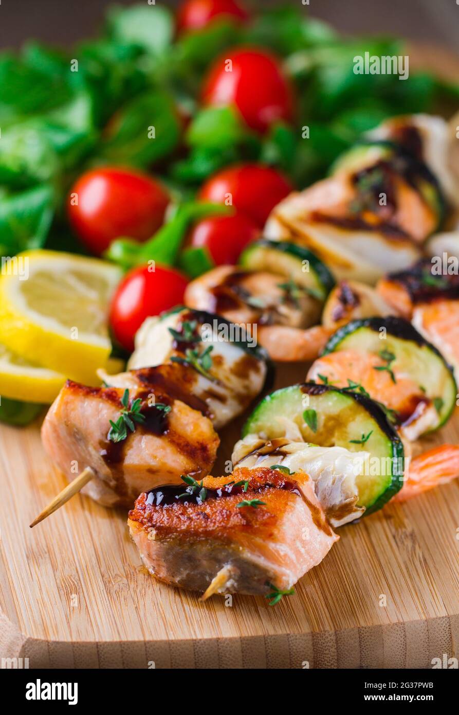 Brochettes de poisson avec salade mixte. Photo de haute qualité. Banque D'Images