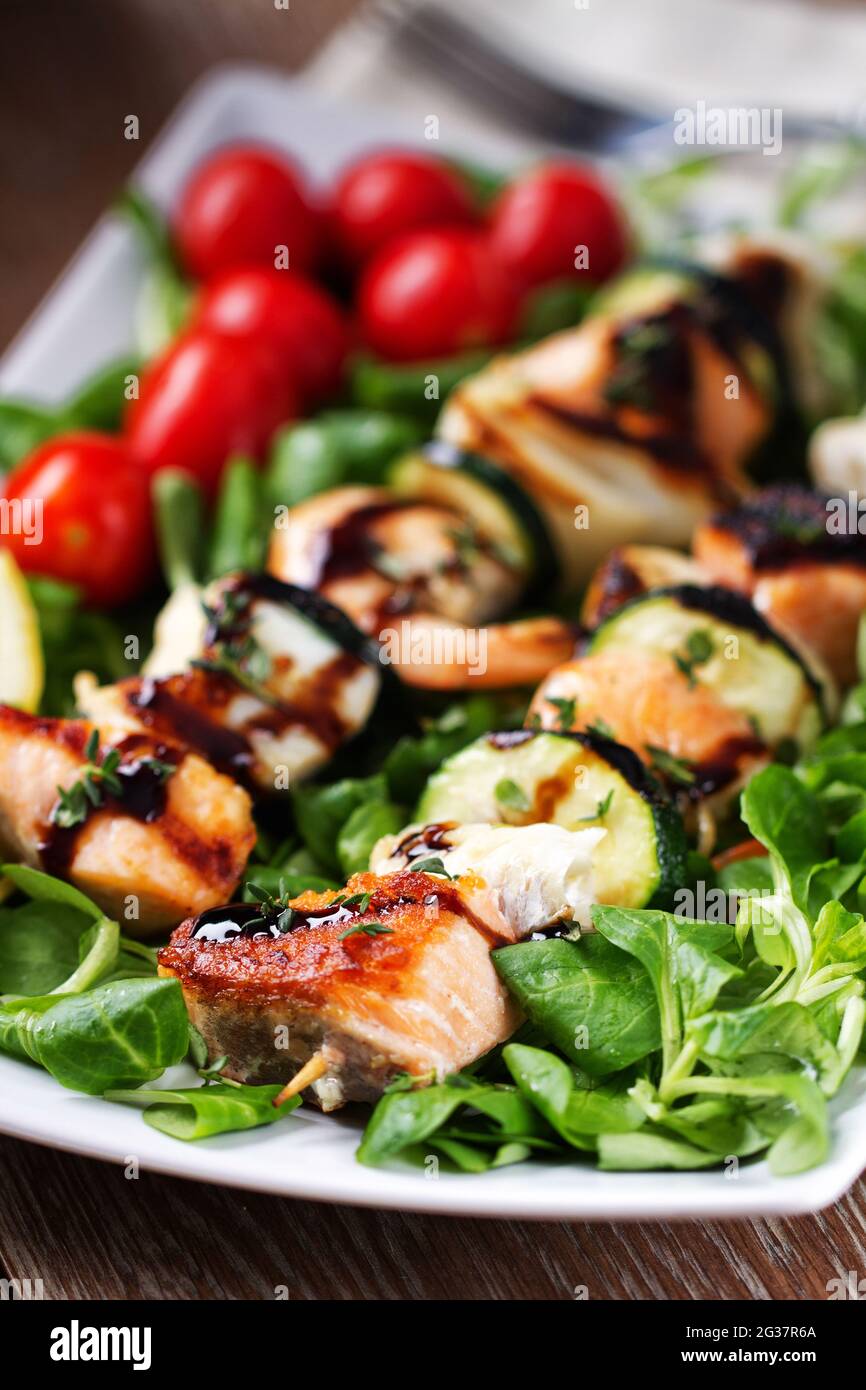 Brochettes de poisson avec salade mixte. Photo de haute qualité. Banque D'Images