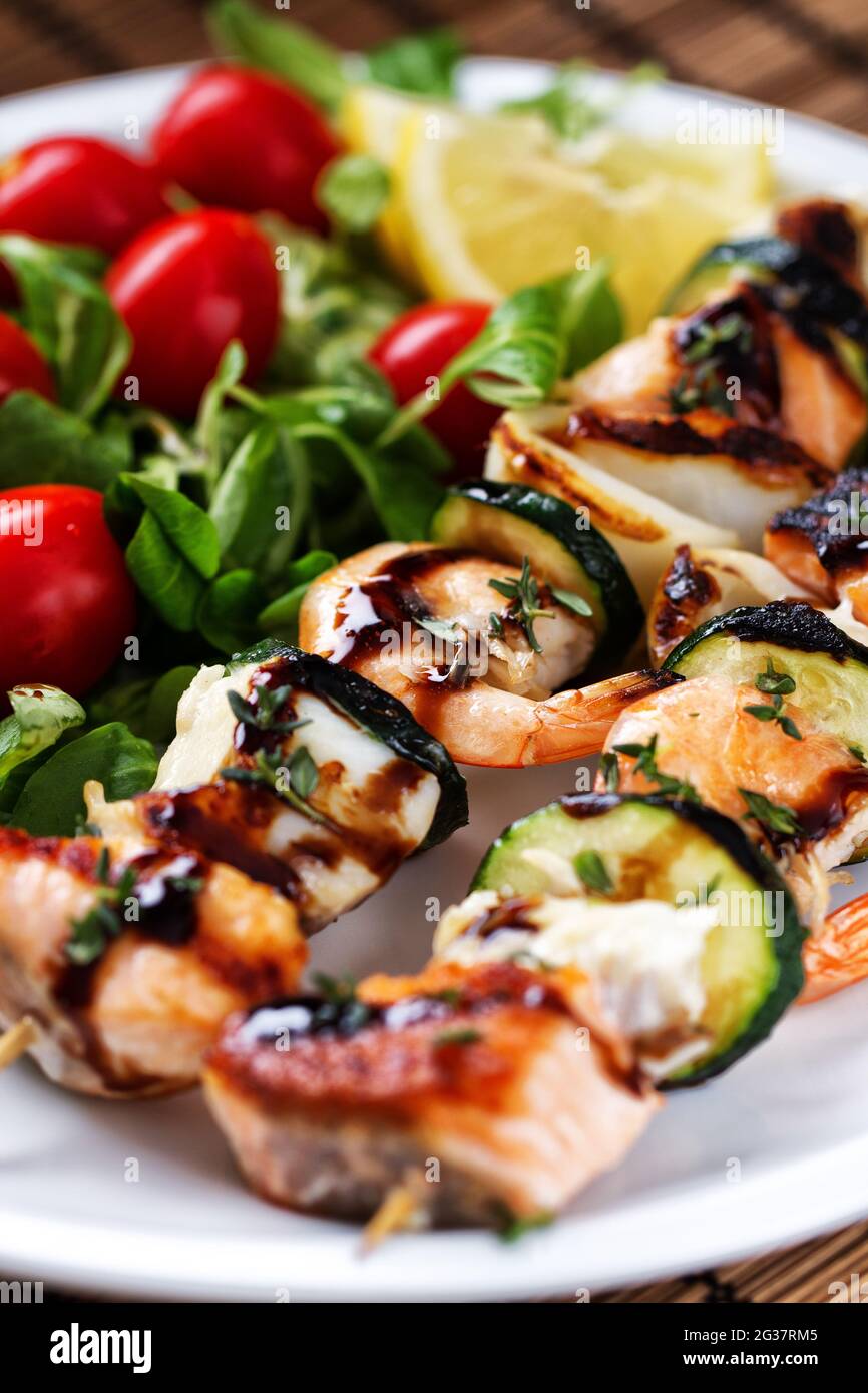 Brochettes de poisson avec salade mixte. Photo de haute qualité. Banque D'Images