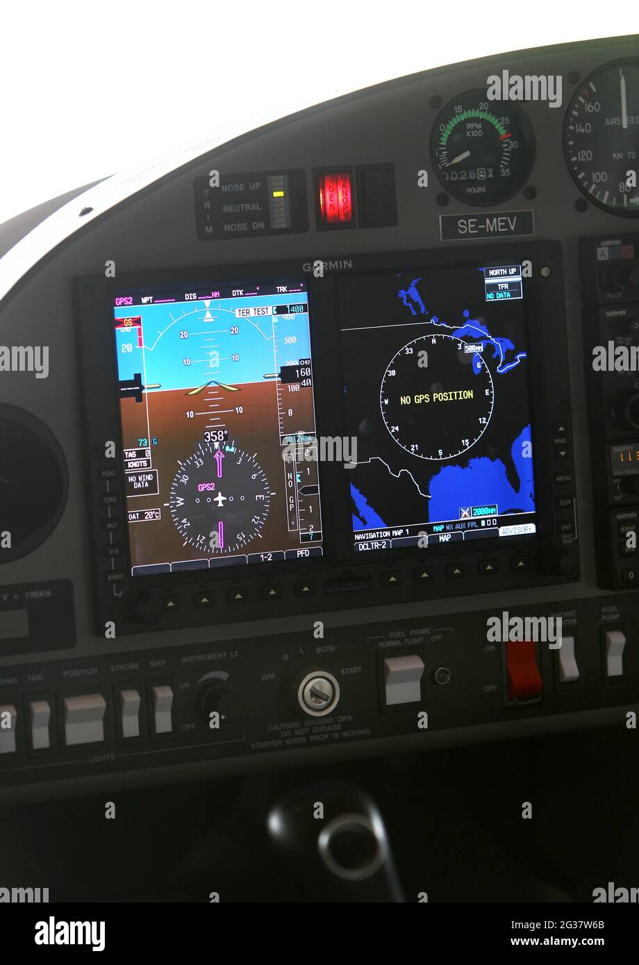 GPS et équipement de navigation dans un avion Photo Stock - Alamy