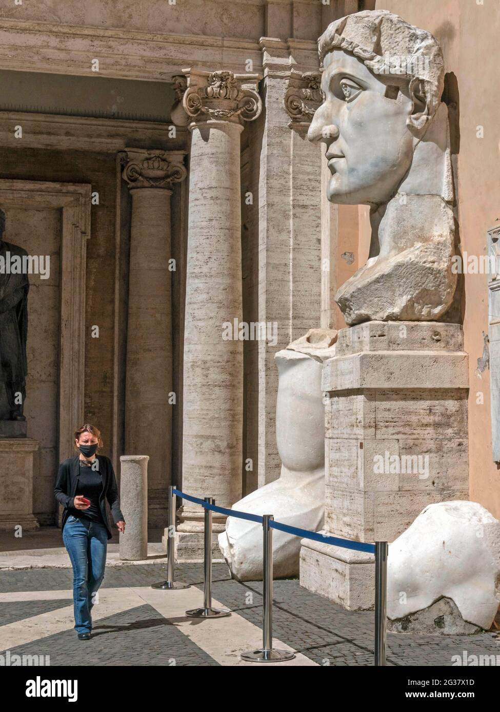 Italie, Rome, 17 juin 2020 : les visiteurs portant des masques chirurgicaux explorent le Musei Capitolini à Rome qui a récemment rouvert après près de trois mois de c Banque D'Images