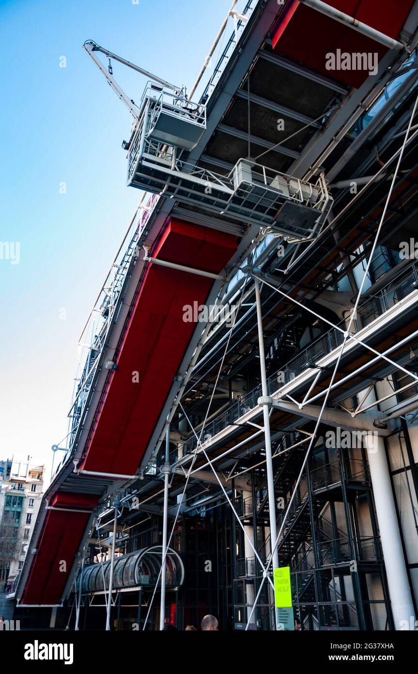 PARIS, FRANCE - 2 MARS 2014 : la façade principale du Centre Pompidou, musée d'art contemporain de Paris Banque D'Images