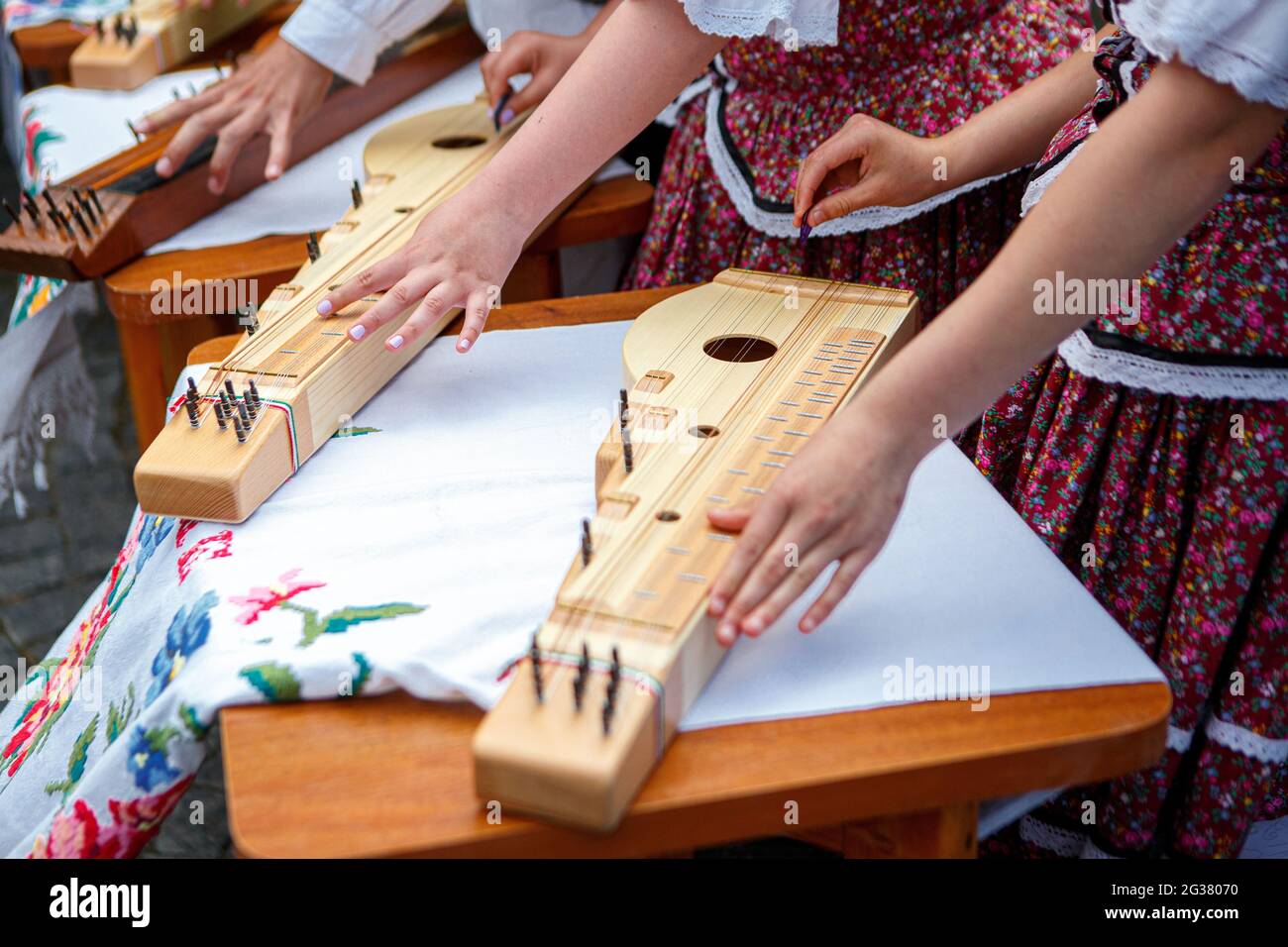 BEREHOVE, UKRAINE - 13 JUIN 2021 - les femmes jouent des instruments de musique pendant le Festival Vynohradna Loza (Grapevine) à Berehove, région de Zakarpattia, nous Banque D'Images