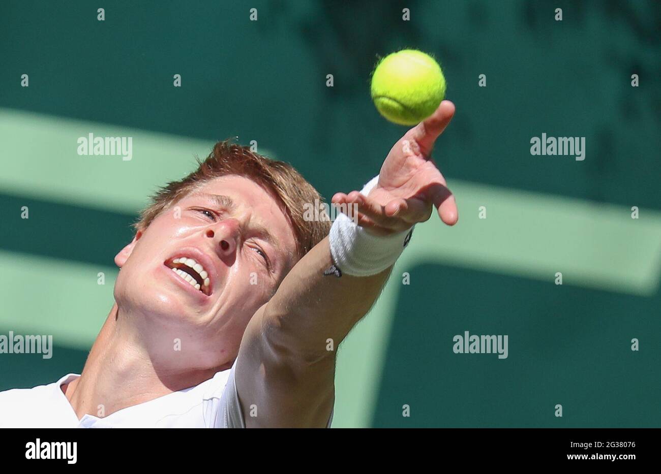 Halle, Allemagne. 14 juin 2021. Tennis: ATP Tour singles, hommes, 1er tour, Ivashka (Bélarus) - Federer (Suisse). Ilya Ivashka lance la balle pour servir. Credit: Friso Gentsch/dpa/Alay Live News Banque D'Images